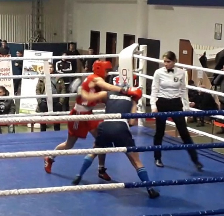 Атакує К.Вовк (в червоному)